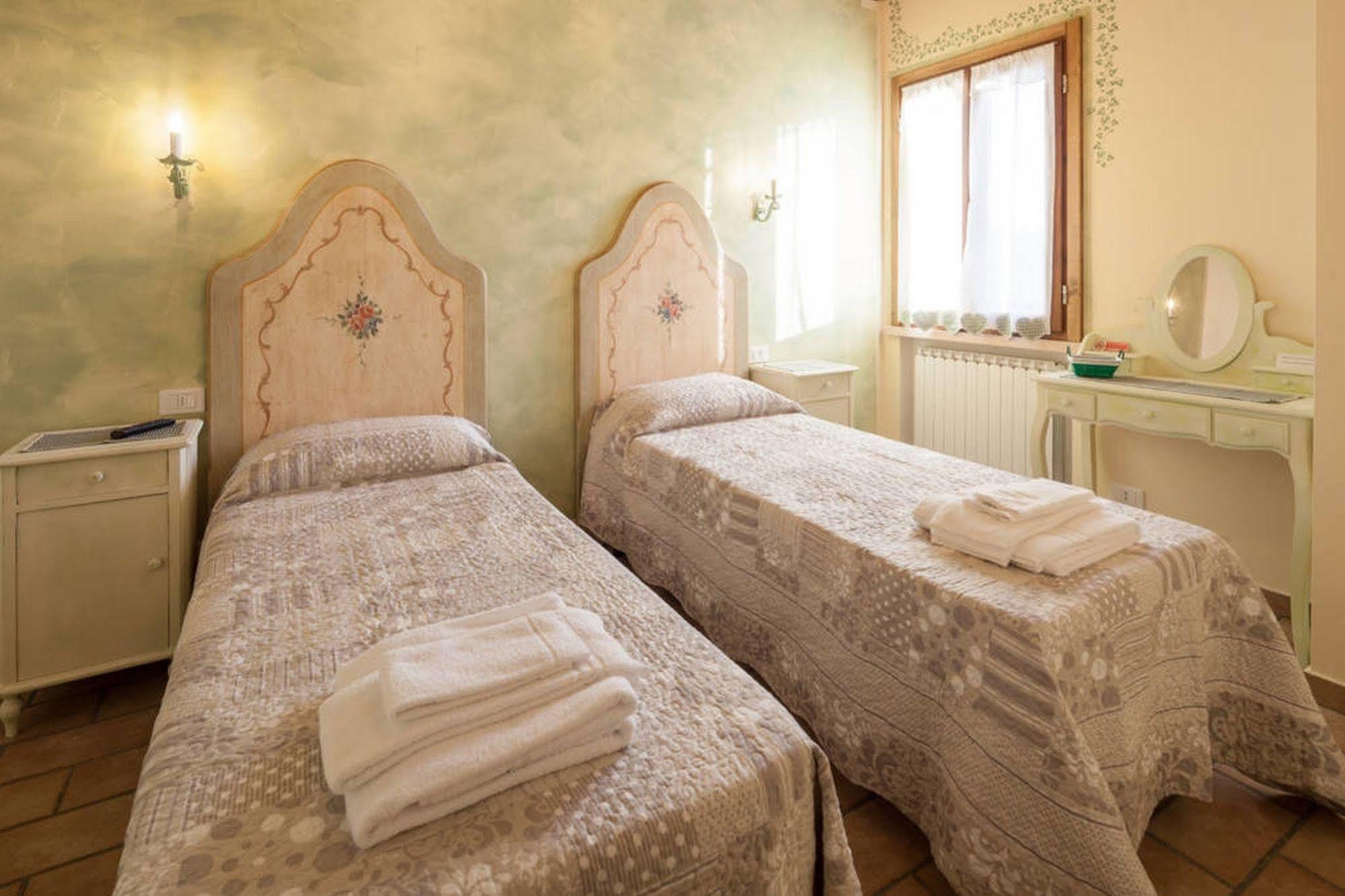 לינה וארוחת בוקר Roncoferraro La Casa Delle Rondini מראה חיצוני תמונה